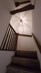 un escalier avec une lumière au plafond et une lampe dans l'établissement t Gasthuys, à Den Oever