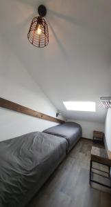 Ce lit se trouve dans un dortoir doté d'une lumière sur le mur. dans l'établissement t Gasthuys, à Den Oever