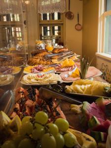 una línea de buffet con muchos tipos diferentes de comida en Urikana Boutique Hotel, en Teresópolis