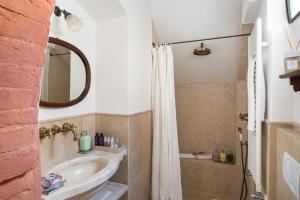La salle de bains est pourvue d'un lavabo et d'une douche. dans l'établissement Agriturismo Cretaiole, à Pienza