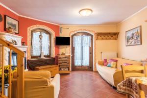 福爾加里亞的住宿－Appartamento Serrada，带沙发和电视的客厅