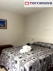 sypialnia z łóżkiem z czarno-białą kołdrą w obiekcie Hotel Terranova w mieście León