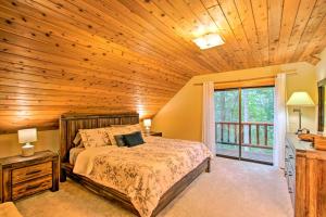 una camera con letto e soffitto in legno di Anderson Island Cabin on Half Acre with Fire Pit! a Johnson Landing
