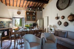 a kitchen and living room with a table and a couch at Agriturismo Cretaiole in Pienza