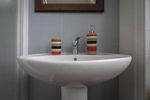 ポンタ・デルガダにあるIn53 Guest Houseのバスルーム(鏡付き白い洗面台付)