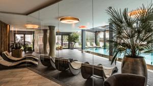 Bazén v ubytování Hotel Ciasa Soleil nebo v jeho okolí