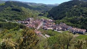 una vista aérea de una ciudad en las montañas en apartamento AZKOITI ETXEA, en Ochagavía 2 fotos más