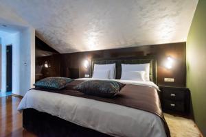 ein Schlafzimmer mit einem großen Bett mit zwei Kissen in der Unterkunft Suites Kod Guste in Sukošan