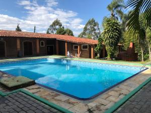 una piscina di fronte a una casa di Chácara Biritiba Mirim a Biritiba-Mirim