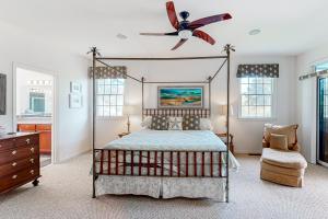 Ένα ή περισσότερα κρεβάτια σε δωμάτιο στο Bear Trap Dunes - 15 Sycamore +74 φωτογραφίες