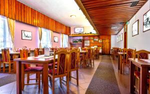Reštaurácia alebo iné gastronomické zariadenie v ubytovaní Hotel Džbán