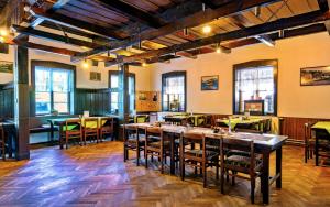 Reštaurácia alebo iné gastronomické zariadenie v ubytovaní Hotel Džbán
