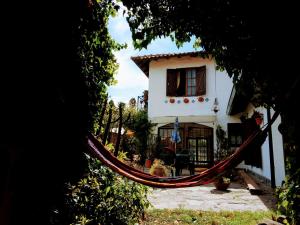 una casa con una hamaca delante en Chalet Caserón de Tejas en Mar del Plata