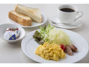 un tavolo con piatti e una tazza di caffè di Okadaya Bayside - Vacation STAY 00054v a Toyohashi