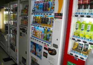 una máquina expendedora llena de bebidas en Okadaya Bayside - Vacation STAY 00062v, en Toyohashi