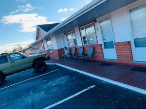 une voiture garée dans un parking en face d'un bâtiment dans l'établissement Bo-Mark Motel, à North Bay