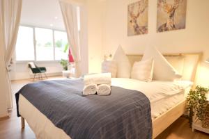 ein Schlafzimmer mit einem Bett mit zwei Handtüchern darauf in der Unterkunft Modernes Loft-Apartment im Herz von Kassel mit Netflix in Kassel