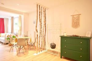 een woonkamer met een groene kast en een tafel bij Modernes Loft-Apartment im Herz von Kassel mit Netflix in Kassel