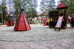 un parco giochi con due strutture gioco e una torre di Maison ALANA a Divčibare