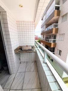 a balcony of a building with a bath tub at Apartamento Mirim Praia Grande in Praia Grande
