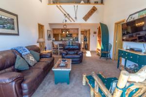 Χώρος καθιστικού στο Lake Forest Summit Condo: Great Penthouse Views