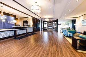 duży hol z drewnianą podłogą i poczekalnią w obiekcie Holiday Inn Express & Suites Spruce Grove - Stony Plain, an IHG Hotel w mieście Spruce Grove