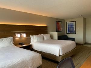 Säng eller sängar i ett rum på Holiday Inn Express Hotel & Suites Somerset Central, an IHG Hotel
