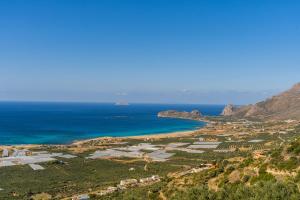een luchtzicht op de oceaan en een strand bij Villa Smaragdi - Private Sea View Villa in Falasarna
