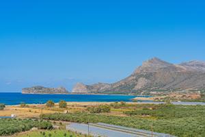 uitzicht op een meer met bergen op de achtergrond bij Villa Smaragdi - Private Sea View Villa in Falasarna