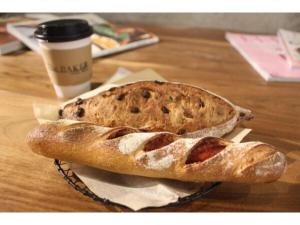 una pagnotta di pane seduta su un tavolo con una tazza di caffè di OGAL INN - Vacation STAY 01861v a Akaishi