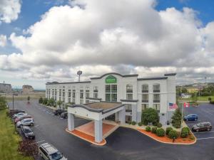 una representación de un hotel con aparcamiento en Wingate by Wyndham Erie en Erie