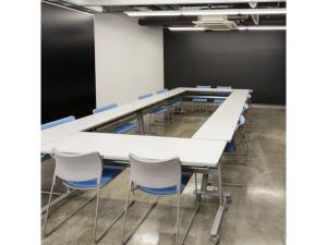una sala conferenze con un lungo tavolo e sedie di OGAL INN - Vacation STAY 01857v a Akaishi