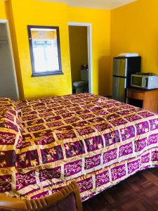 Postel nebo postele na pokoji v ubytování Commodore Motel