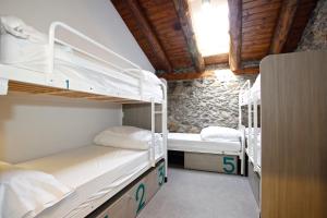 Ένα ή περισσότερα κρεβάτια σε δωμάτιο στο Mountain Hostel Tarter
