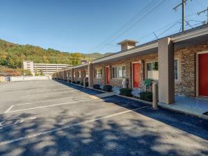 un aparcamiento vacío frente a un edificio en Cherokee Grand Hotel en Cherokee