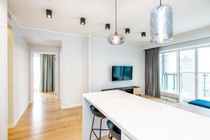 Televízia a/alebo spoločenská miestnosť v ubytovaní Super-Apartamenty International Fair