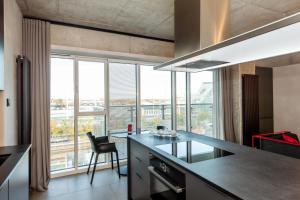 Kuchyňa alebo kuchynka v ubytovaní Super-Apartamenty International Fair