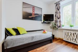 sypialnia z łóżkiem i telewizorem na ścianie w obiekcie deLux1 w Łodzi