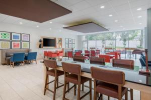 Holiday Inn Express & Suites Alachua - Gainesville Area, an IHG Hotel في ألاتشوا: غرفة طعام كبيرة مع طاولات وكراسي