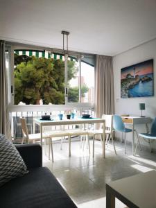 ベニドルムにあるSAN ANGELO Levante beach apartmentsのリビングルーム(テーブル、椅子付)