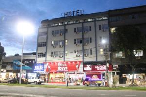 a hotel building on a city street at night at Panorama Hotel in Governador Valadares