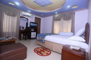 Habitación de hotel con cama grande y escritorio. en Naba Inn en Chittagong