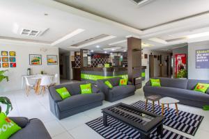 オザスコにあるVOA San José Palace Hotelのソファとテーブルのあるリビングルーム