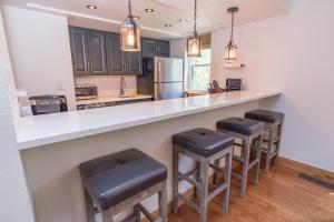 Mountainside Peakview Condo: Cool Location, Updates في فريسكو: مطبخ مع كونتر فيه كراسي