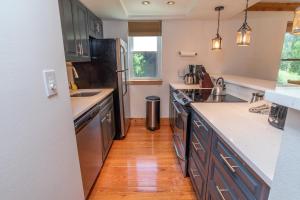 Mountainside Peakview Condo: Cool Location, Updates في فريسكو: مطبخ مع أجهزة ستانلس ستيل وأرضية خشبية