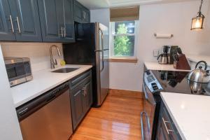 Mountainside Peakview Condo: Cool Location, Updates في فريسكو: مطبخ مع حوض وثلاجة +17 صورة