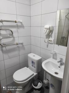 y baño con aseo y lavamanos. en ЖОМАРТ, en Aktobe