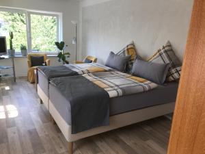 Un pat sau paturi într-o cameră la Haus Bergstrasse