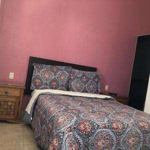 Postel nebo postele na pokoji v ubytování Hostal de los Reyes