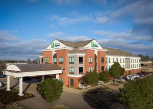 een luchtzicht op een hotel met een parkeerplaats bij Holiday Inn Express Hotel & Suites Olive Branch by IHG in Olive Branch